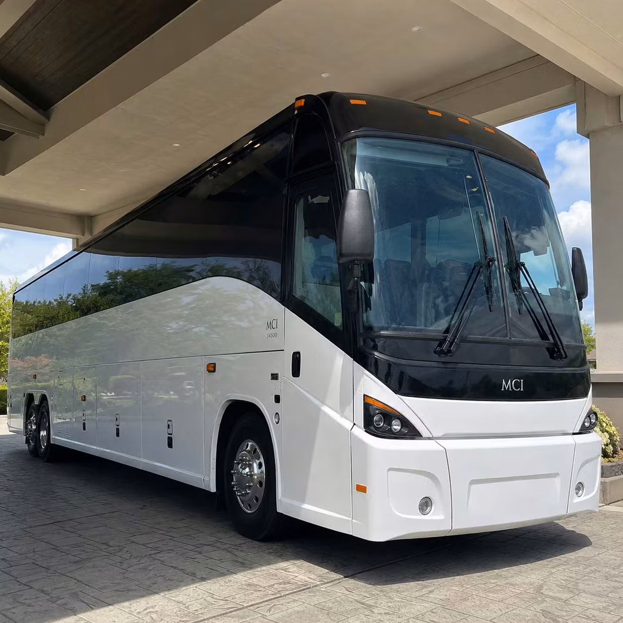 long distance airport runs to detroit metro and flint are easy with saginawcharterbuscompany com